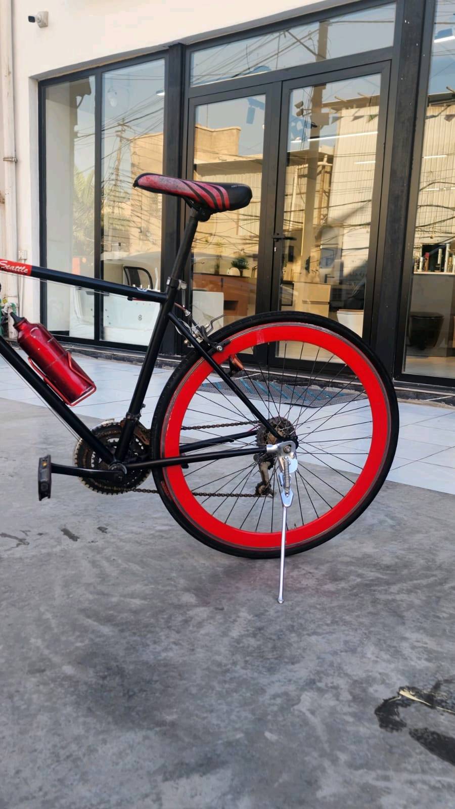 🚴‍♂️ للبيع دراجة Seattle رياضية 🚴‍♂️

دراجة بحالة ممتازة وجاهزة للاستخدام مباشرة، مناسبة للتنقل اليومي والرياضة والمشاوير الطويلة.

✅ نظام سرعات Shimano
✅ 21 سرعة (7 خلفي × 3 أمامي)
✅ إطار خفيف ومتين
✅جديل سرعات سلس
✅ مزودة بحامل جانبي وقنينة ماء
✅ لا تحتاج أي مصروف

الدراجة نظيفة جداً وتمت صيانتها، قيادتها مريحة وسلسة.

💰 السعر: 200,000 دينار عراقي
📌 قابل للتفاوض للجادين فقط

للاستفسار أو المعاينة يرجى التواصل على الخاص.
عنوان: بغداد_كرادة خارج
التوصيل غير متوفر