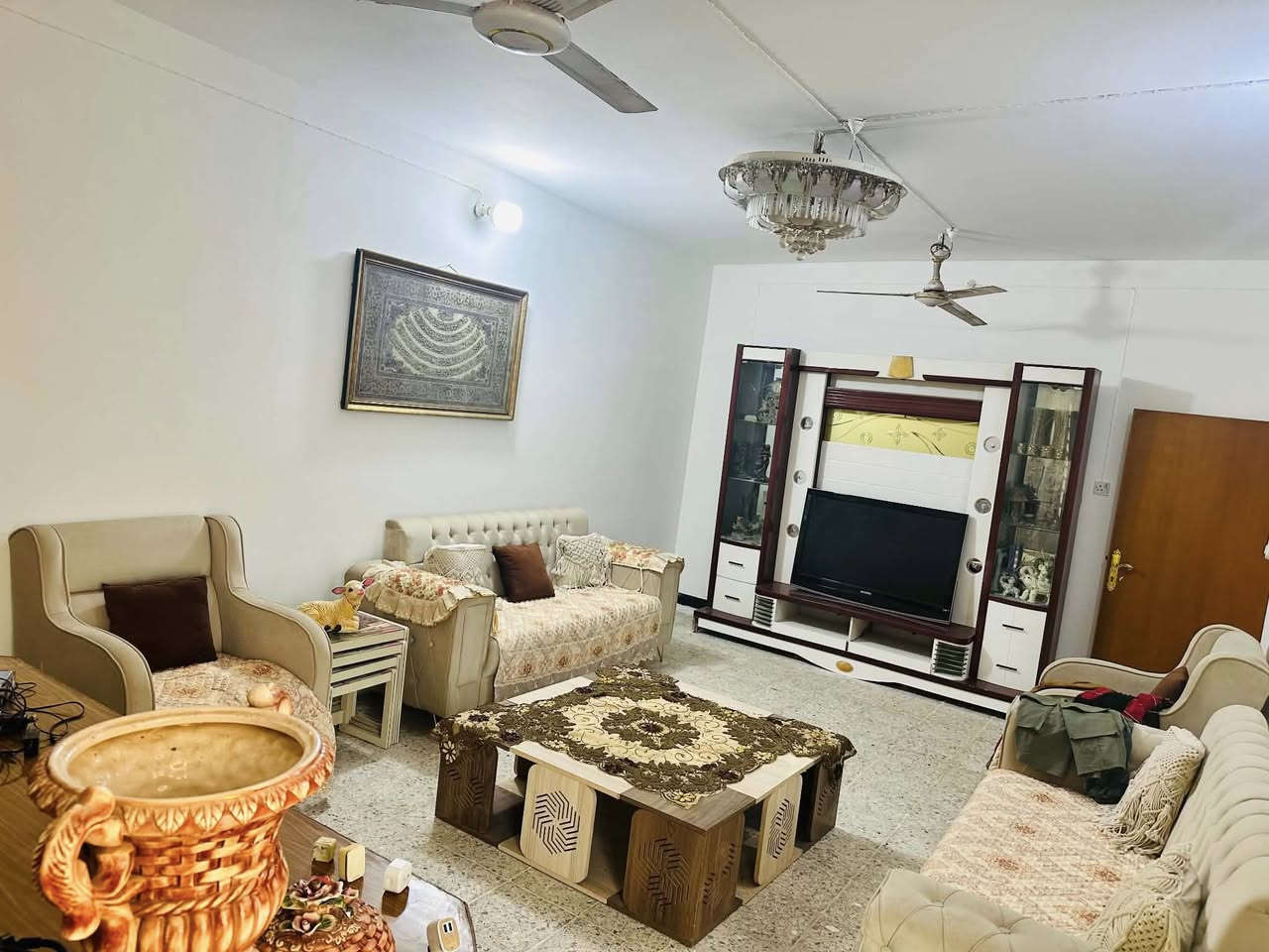 ✨دار لـلـبيـع ✨ مـوقـع مـمـيز  
الـمـساحــه :200 م 
الــمـوقــع : #الكرامه - شارع سيف بقلي 
……………………………
نــــوع الـعـقـار : طـابـو صـــرف  
حــالـة الـعـقـار : مـكـون مـن طــابـقـين 
(الاول) يـحتـوي عـلـى غـــرفه نــوم -مـطبـخ-اسـتـقبـال- كـلـدور مًـجـمع صـحيـات عـدد 2
(الـثـانـي) يـحتـوي عـلى 3 غـــرفه نــوم- كـلـدور
الـمنـطقـه كـامـل الـخـدمـات
……………………….
الـســعـر -خـــــــاص 
*****************
(شــركــة #حــافــظ للأسـتـثـمار الـعـقـاري)
مـوقـعـنا : بـابـل شـارع 60 - مـجـاور كـافـتريـا سـيف بـقلي
نـستـقـبل جـمـيع الـعروض الـعـقاريـه ↪️
بـيع -شـراء - تـعـقيب - إجـازة بـناء - إفـراز- رهـن 
******************

https://www.facebook.com/share/1Ccs7hXYVH/?mibextid=wwXIfr
للأسـتفـسار او الأتـصـال ↪️
 📞***********
📞***********
