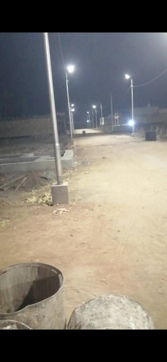 للبيع بيت مساحه ١٠٠ متر طابو زراعي مجمع الجوادين السكني منطقه سيد حبوب وكل الخدمات متوفره سند ٢٥ ومداور سهم بطابو شغل درجه اولى اساس كونكريت مكون من غرفتين وصاله ومطبخ وصحيات وبراني ومناور وصحيات خارجيه وداخليه سقوف ثانويه اناره ليليه كهرباء ماي شوارع مرتبه ضوئي *********** مولده بناء طابوق كامل المواصفات شغل جديد جاهز للسكن الاستفسار الاتصال على الرقم ***********
