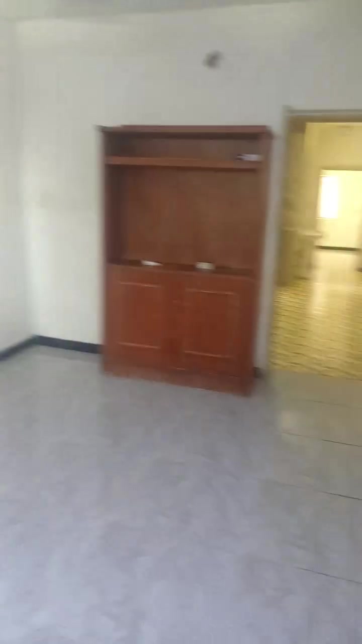 للإيجار ط2 معزول تماما غرفه واستقبال مطبخ وخدمات وخدمات صحية الدورة الإسكان ***********
