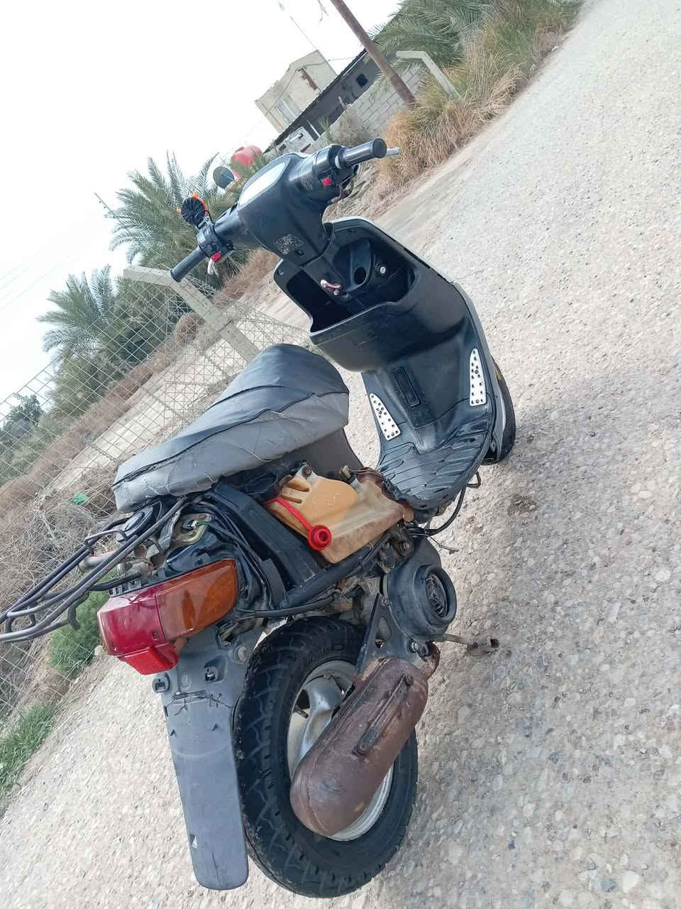 السلام عليكم دراجه للبيع بطه كهربائياته كله شغاله ماعدا السلف عوزه باتري مكينه مامفتوحه ناعمه شلعته فول السعر ب 200 وبي مجال قليل مكان وركاء رقم ***********
