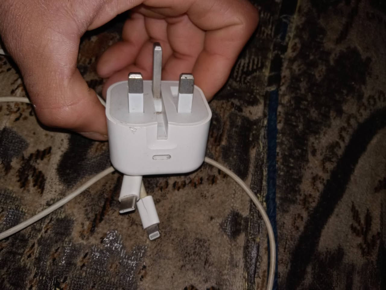 السلام عليكم شاحنه ابل 13 برو ماكس الله شاهد الراس ماخذه 35 والكيبل 15 للبيع ثنينهن ب 20  
مكاني بغداد الحسينيه 
***********
