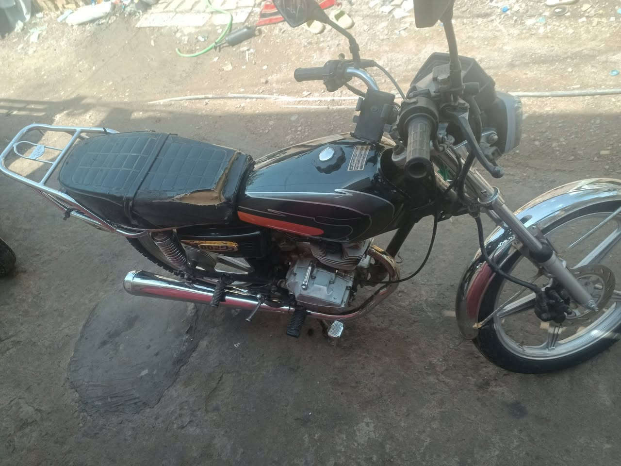 للبيع،بدون اوراق  نقص بس اشاير هورن  الكهرباء واصله بس تربط  الباقي كله شغال   دراجه حلوه المكان بغداد الشعله  السعر 350وبيها مجال*********** بي واتساب موديل 2019
