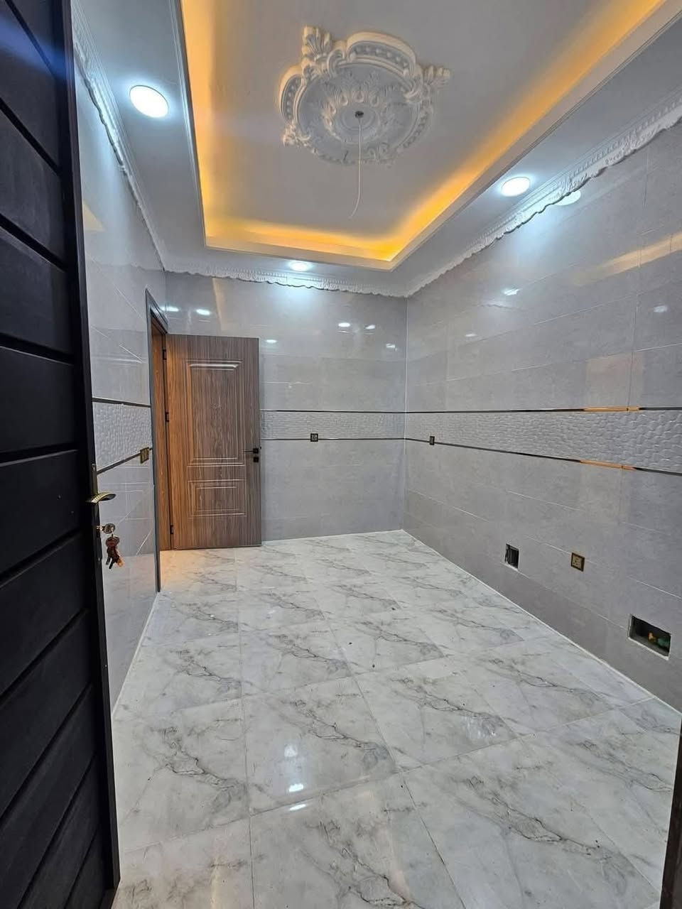 #مكتب_ارض_الملوك

🚨 فرصة ذهبية لا تتكرر! 🚨

🏡 بيت فاخر للبيع – حي السماح (المربع الذهبي ⚜️)

✨ تصميم عصري + موقع مميز + بناء هندسي حديث

📐 المساحة 160م | الواجهة 11م | طابقين (زيرو)

🔥 6 غرف نوم – مثالي للعوائل الكبيرة
🎥 جميع مراحل البناء موثقة بالفيديو

📄 طابو ملك صرف (شرط تحويل + قرار تمليك)

🏠 تفاصيل البيت: ✔️ كراج + استقبال + هول
✔️ مطبخ حديث
✔️ 6 غرف نوم
✔️ بيتونة + بلكونة

💎 مجهز بالكامل: دكتات ❄️ | سبالت | كاميرات 📹 | إنترنت | دشات

⚡ جاهز للسكن فوراً – تسليم مفتاح

📞 للاستفسار: ***********
***********

📍 حي البكر – سايدين الكنيسة
(مجاور معهد النجاح للبنات)
مكتب ارض الملوك
