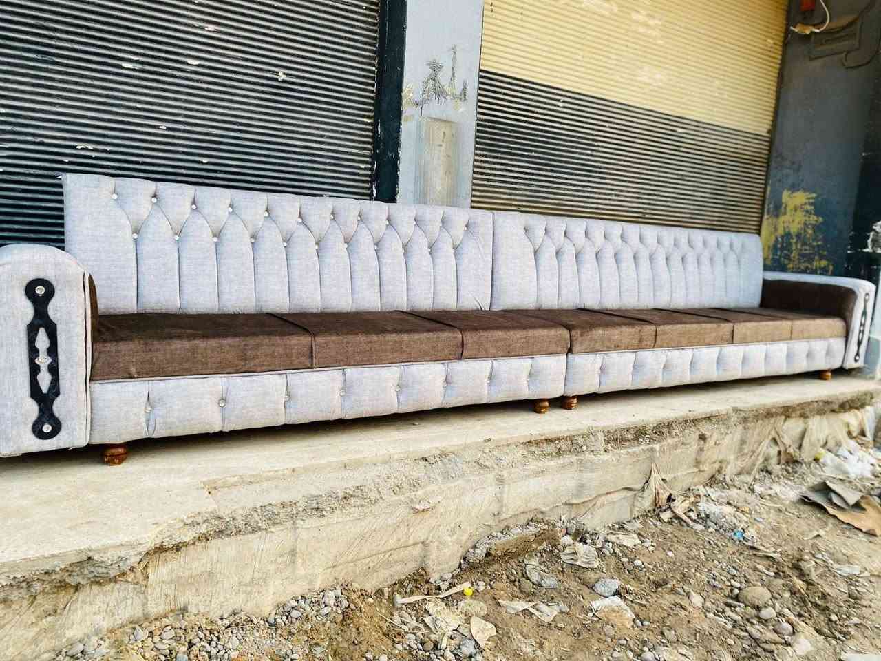 السلام عليكم اخواني الاعزاء هذا عملي لهذا اليوم من تبديل اسفنج وقماش وديكور وهذا قبل العمل وبعد العمل بديكور جديد واتمنى ان ينال اعجاب وهاي ارقامي للي يحب يتواصل
*********** 
***********
🛋️
