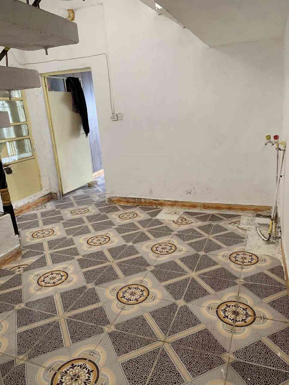 دار للبيع طابو ملك صرف المساحة ١٠٠ م طابق واحد يحتوي على استقبل وصالة وغرفة نوم وكراج سياره وصحيات عالي من الشارع بناء مسلح العنوان بعقوبة التحرير شارع  ٤٠ خلف أسواق العالمية 
***********
