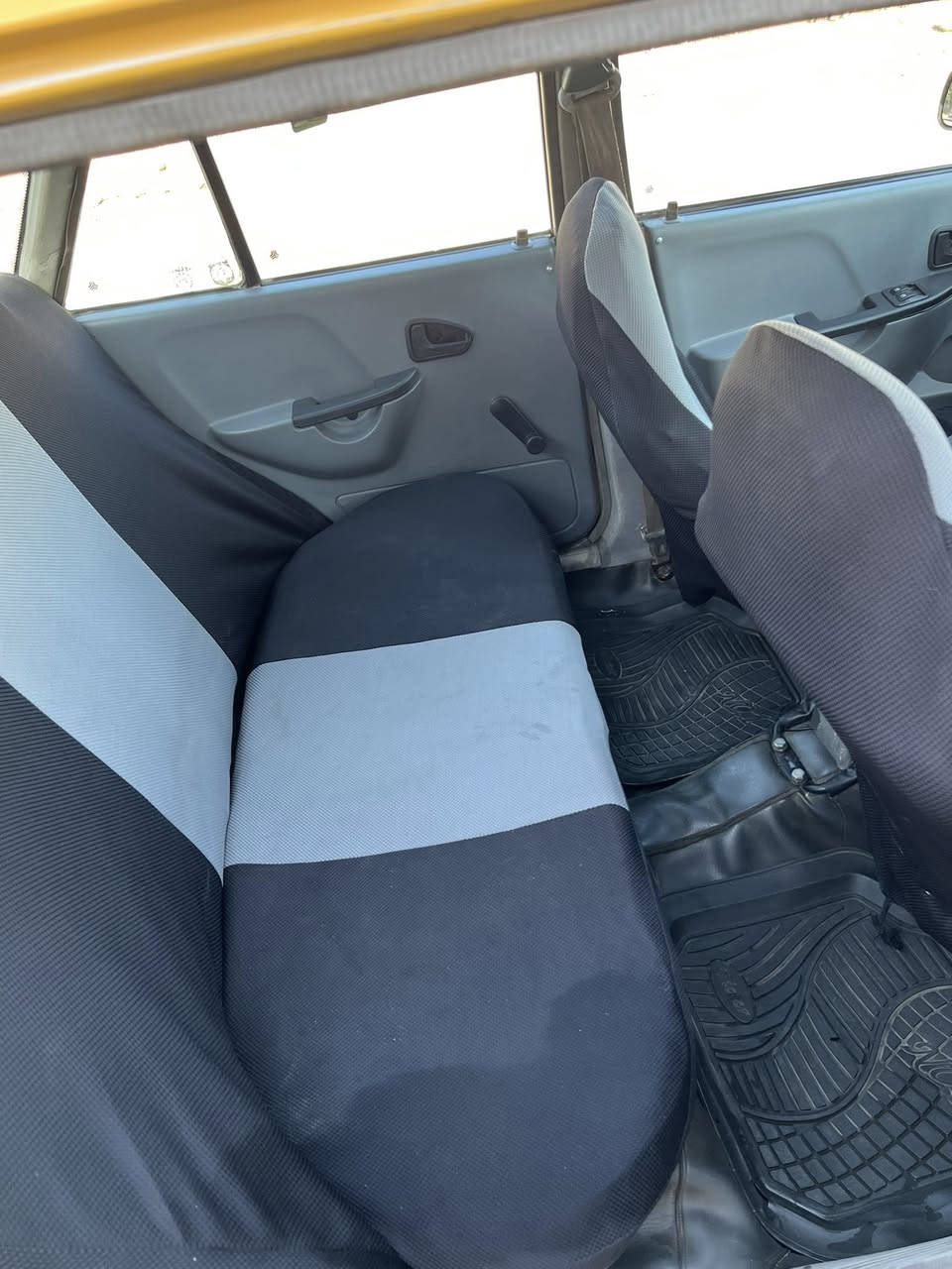 السلام عليكم سايبه مديل كير مكينه خير من الله شوااصي نضاف  صدر امامي خلفي تخم تاير كهربائيات شغاله سياره متعوب عليهه هيه غرامه مصفره  السعر ٢٦وبيهه مجال بصيط العنوان التاجيات قرب المرور الهاتف ***********
