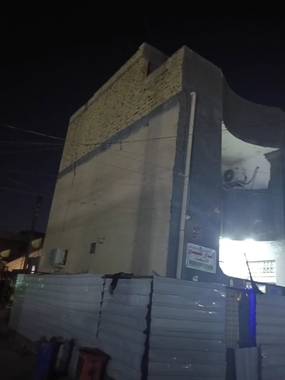 بيت للبيع مساحه 100 ركن ثلاث طوابق 6 غرف نوم صالتين استقبال 4 صحيات بناء طابوق كونكريت درجه اولى سنه 2023 السعر 115 +مطلوب اسكان 67 تسديد المبلغ الكلي 182 كل شهر 320 الف للمصرف يتحول عالمشتري العنوان حي اريدو قرب مدرسه صانع النصر للأستفسار *********** مكتب البدري للعقار
