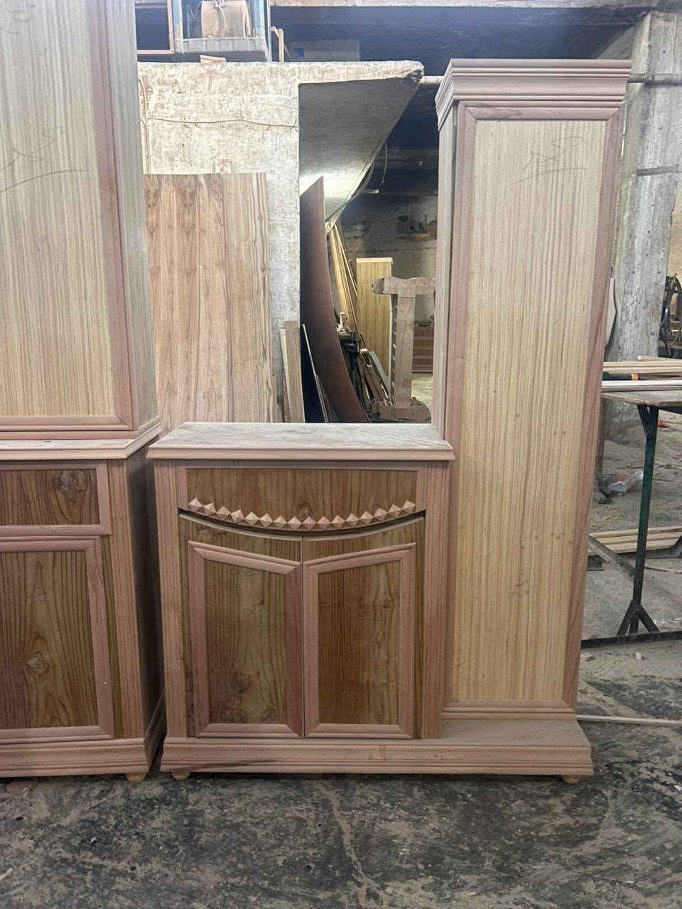 لأصحاب الذوق الرفيع والباحثين عن الجودة الحقيقية، نعلن عن وصول أحدث تشكيلة من غرف النوم المصممة بأعلى المواصفات القياسية (شغل ثقيل درجة أولى).
​🛠️ المواصفات الفنية:
​الهيكل والملحقات: خشب درجة أولى، داخل وخارج صاج طبيعي.
​الداخل: سمك 4 ملم لمتانة عالية.
​الوجه: سمك 5 ملم لشكل خارجي فخم وقوي.
​الطلاء: صبغ حراري مقاوم للخدش والرطوبة.
​الألوان: متوفرة بجميع الألوان التي تناسب ديكور منزلك.
​💳 نظام الدفع (نقد وأقساط مريحة جداً):
​الآن بإمكانك تأثيث منزلك بأقساط مريحة بالتعاون مع مصرف الرافدين:
​✨ بدون مقدمة! (استلم غرفتك فوراً وابدأ السداد لاحقاً).
​📅 فترة سداد مرنة تصل إلى 18 شهراً.
​💰 متاح أيضاً الدفع النقدي بأسعار تنافسية.
​📍 العنوان:
​الموصل - الصناعة القديمة - قرب جامع أبو زعيان
​📞 للحجز والاستفسار:
​تواصلوا معنا عبر الاتصال المباشر أو الواتساب على الرقم:
***********
​🌟 ملاحظة: الكمية محدودة، تفضلوا بزيارتنا لرؤية المتانة والجودة على أرض الواقع!
