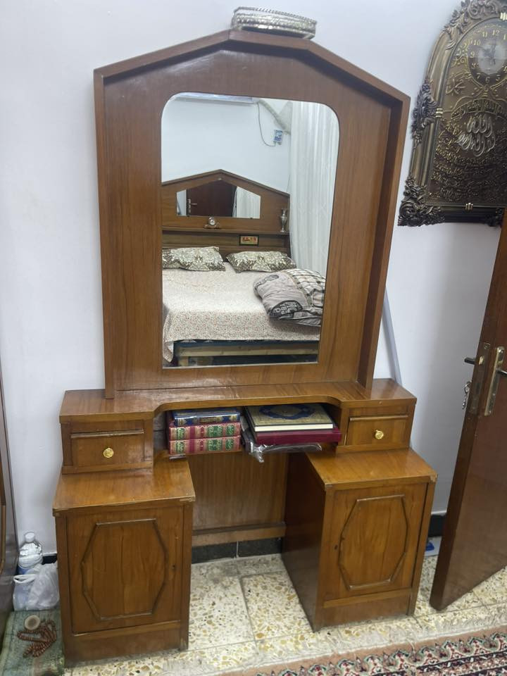 السلام عليكم
غرفة نوم تكمة اصلية قديمة للبيع نظيفة جداً السعر ٧٥٠ الف مكاني المشتل زاويتها موجودة 
هاتف ***********
