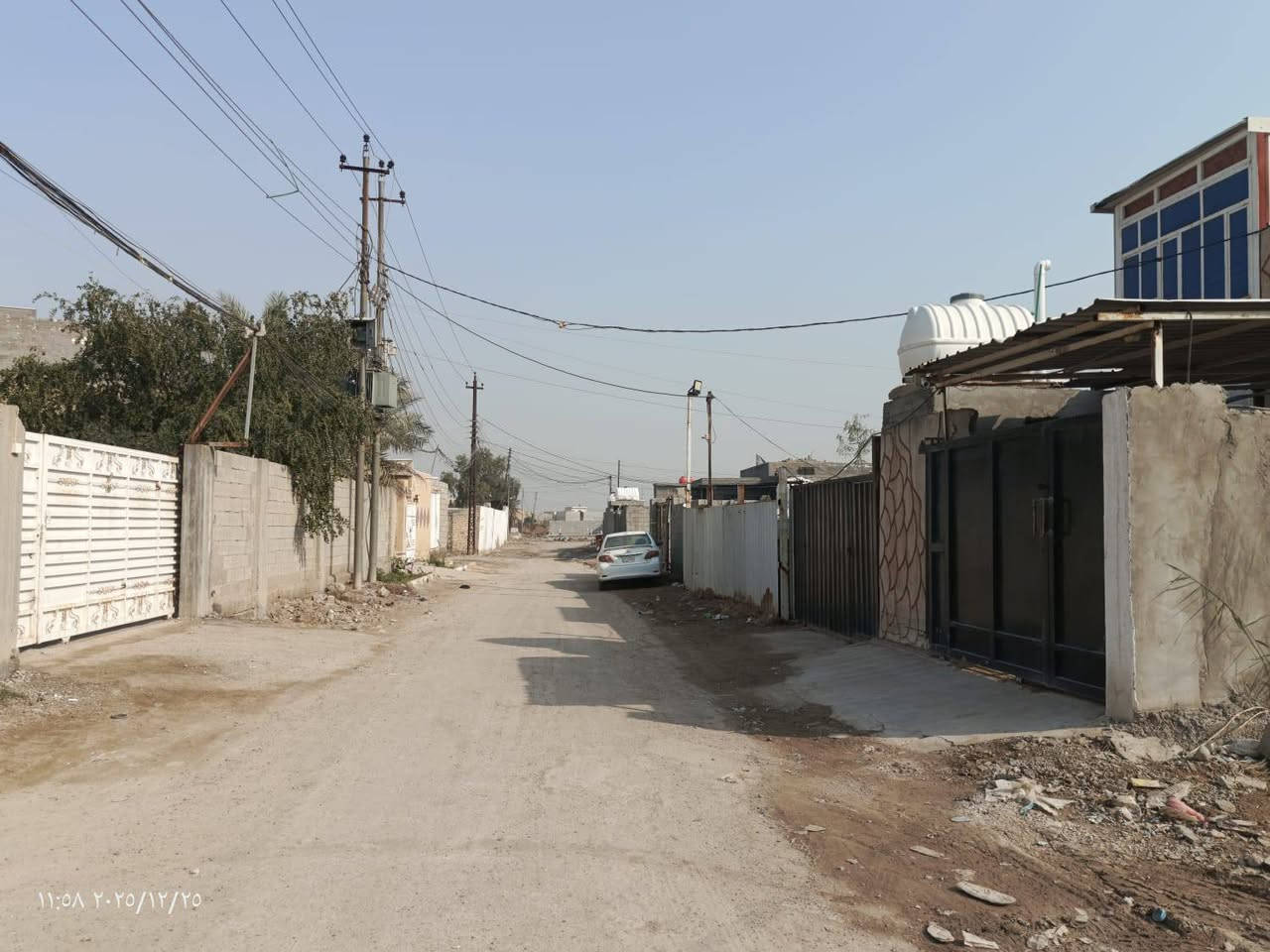 السلام عليكم 
دار للبيع قاط ونص مساحه الارض 100متر تفاصيل البيت القاط الاول يحتوي على طرمة كبيرة استقبال وصاله غرفة نوم وحمام عدد 2داخلي وخارجي مساحة درج ومنور الطابق الثاني غرفة نوم كبيره وحمام وصاله السطح شتايگر موقع الدار جسر ديالى الجديد منطقة الكرغولية خلف مجمع سبورت سنتر يبعد عن الشارع العام 200متر اي استفسار *********** مكلف بالنشر
