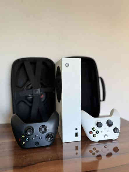 Xbox Series S
للبيع جهاز Xbox Series S 2021 بحالة ممتازة جدًا، نظافة 95%، واستعمال قليل وواضح من يوم تشوفه.
جهاز مرتب، نظيف، ومحافظ عليه — جاهز للاستخدام بدون أي ملاحظات.

محتويات الباكج:
 • جهاز Xbox Series S
 • 2 يد تحكم أصلية بحالة ممتازة
 • جنطة حماية مخصصة لحمل الجهاز والجويستكات والكيبلات
 • جميع الملحقات الأصلية كاملة
 • الكيبل الرئيسي الأصلي

ليش هذا الجهاز مختلف؟
 • نظافة عالية واستعمال محدود
 • كامل بكل مستلزماته
 • وجود جويستك أصليين يعتبر إضافة نادرة ومهمة
 • الجنطة الخاصة تخليك تنقله بأمان وسهولة
 • مناسب للألعاب الحديثة، سريع، أداء مستقر

الموقع: أربيل

السعر : 325 الف فقط 

للتواصل (واتساب فقط):

📱 ***********
