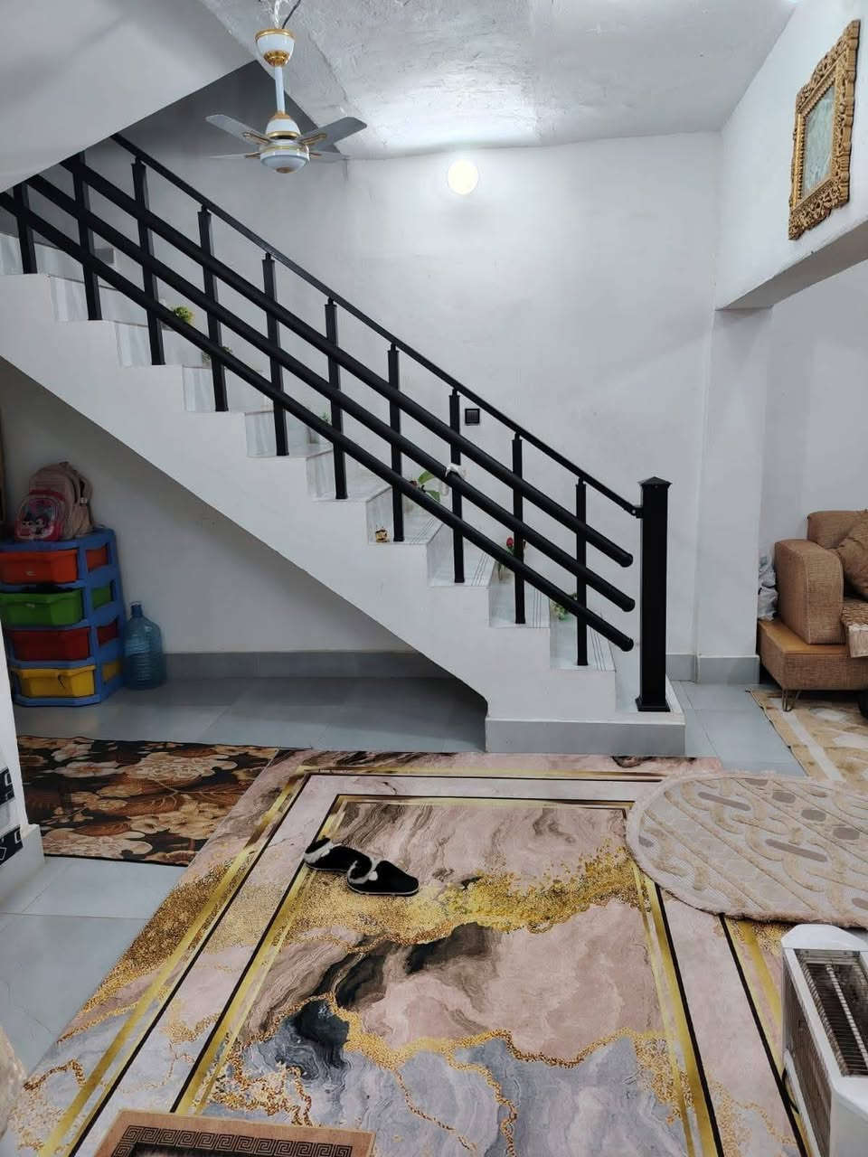 بيت للبيع مساحته 105واقع حال 117م  طابقين خلفي عرض الدربونة مترين الموقع سومر حي المعلمين 3غرف السعر 125مع  المجال للتواصل ***********
