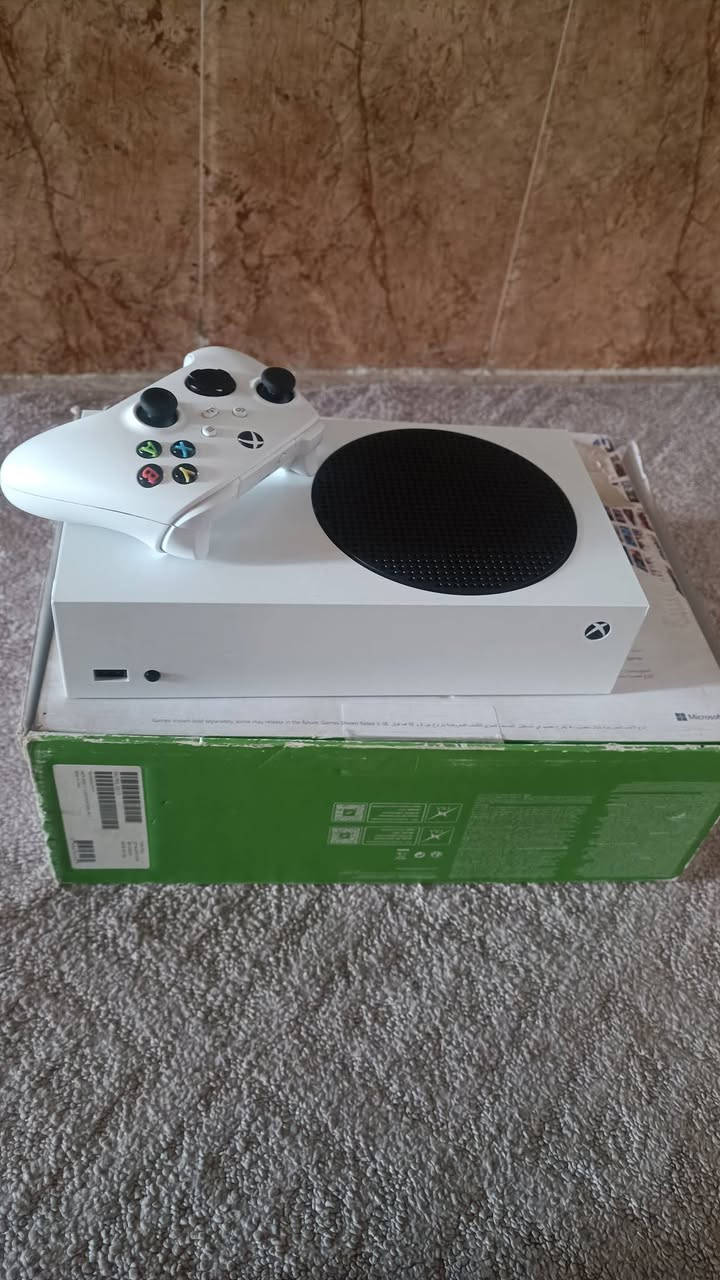 للبيع اكس بوكس سير يس اس نضافة 100/100 مستخدم قليل وبي كيم باس شهر والعاب حلوة بيس 25 وبعد اكو العاب كامل ملحقات وضمان شكد متريد سعرة 345 وبي مجال بصيط *********** انتاج 22
