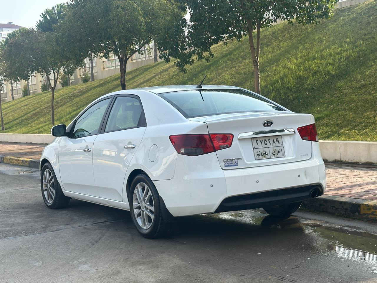 السلام عليكم
كيا سيراتو لبيع موديل 2013 
المواصفات مكينه 1600دوش كير ايتي بشرط كير ومكينه مكفول +فول تحكم استيرن شفتات مري شفط أشير مري حساسات خلفي اي بي اس يدات نيكل داخل وخارج داخل السياره اسود صدر امامي خلفي كله جديد تخم تيرات جديد + خمسه ويل كب  +منضومه تبريد جديد  منضومه بانزين جديده  بعض الوصفات ما ثكوره امكم
عنوان السياره سليمانيه 
السعر 108وبيها مجال 
رقم ***********
