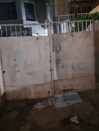 باب طلاكتين عرض مترتين ونص وطول مترتين حديد ثقيل السعر ١٩٠ مكان حي الب...