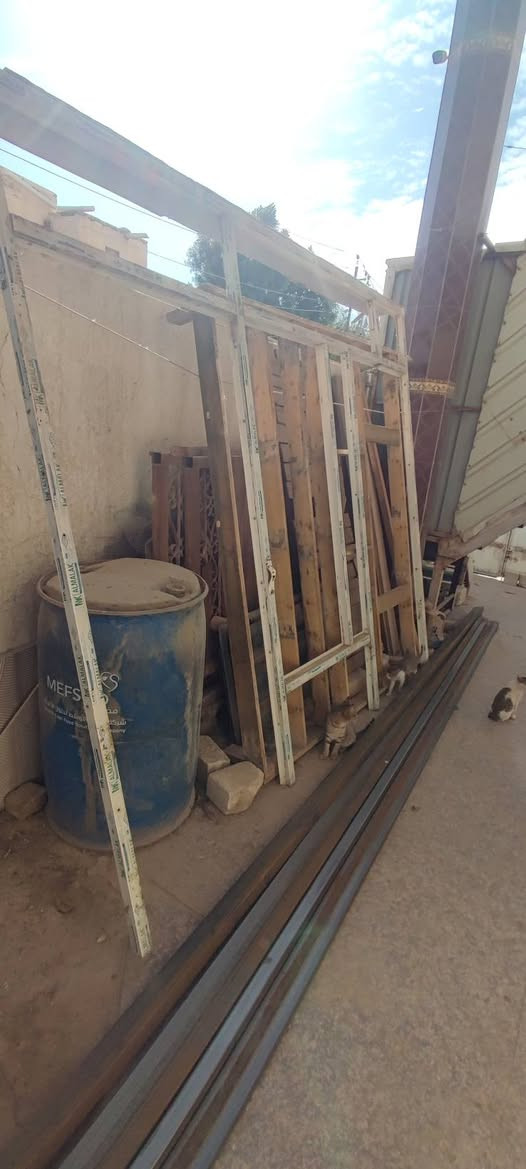 للبيع
معرض وجام خانة المنيوم وزجاج 
المعرض ب50 والجام خانة ب75
***********
