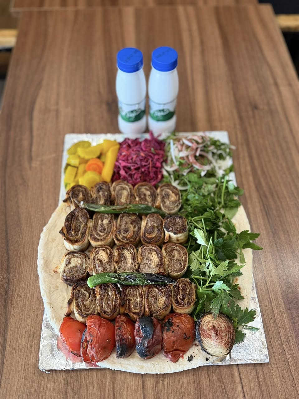 بقلاوه كباب لحم إذا راح تطلب تغير كل مزاجك 
مندي تريم حضرموت جرب وماراح تخسر 
كل هذا طبق يكفي 3 اشخاص 14 الف ويا لبن ومقبلات اهلا وسهلا بيكم اكيد طابق للعوائل طابق للشباب 
حياكم الله 
***********
***********
