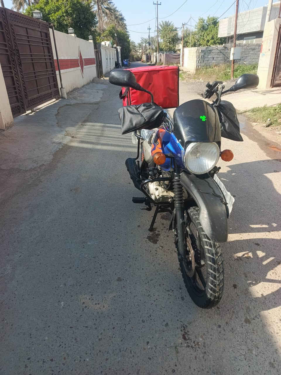 السلام عليكم دراجه بوكسر البيع  موديل 2023مرقم انكليزي دراجه حلوه مرتبه بس مكينه صار عندي نضوح من كازكيت عفته مااسويته البارحه بل طيريق طفت مااعرف شبيه بس كه تايرات شاصي كهربايات كله شغاله بس مكينه طافيه ***********رقم صاحب دراجه مكان دراجه بغداد الراشديه
