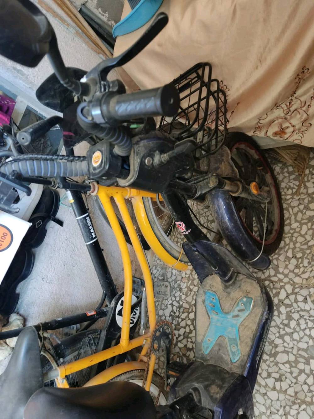 دراجة شحن عادية بيها 4 سرعات و بيها 4 بطاريات و تكدر اضيفلها بطارية خامسة خارجية مستخدمة لمدة شهرين تستلمها نضيفة ما بيها اي عيوب و بيها سويجين و و بصمة وحدة و شاحنتها وياها و مراياتها جديدات وكالة موخرهن اني تستلمهن وياها كل الهلا بلي يشتري و بيها مجال همين اذا ما رديت عليك هذا رقمي راسلني واتساب ***********