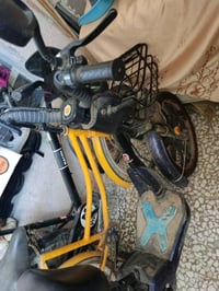 دراجة شحن عادية بيها 4 سرعات و بيها 4 بطاريات و تكدر اضيفلها بطارية خا...