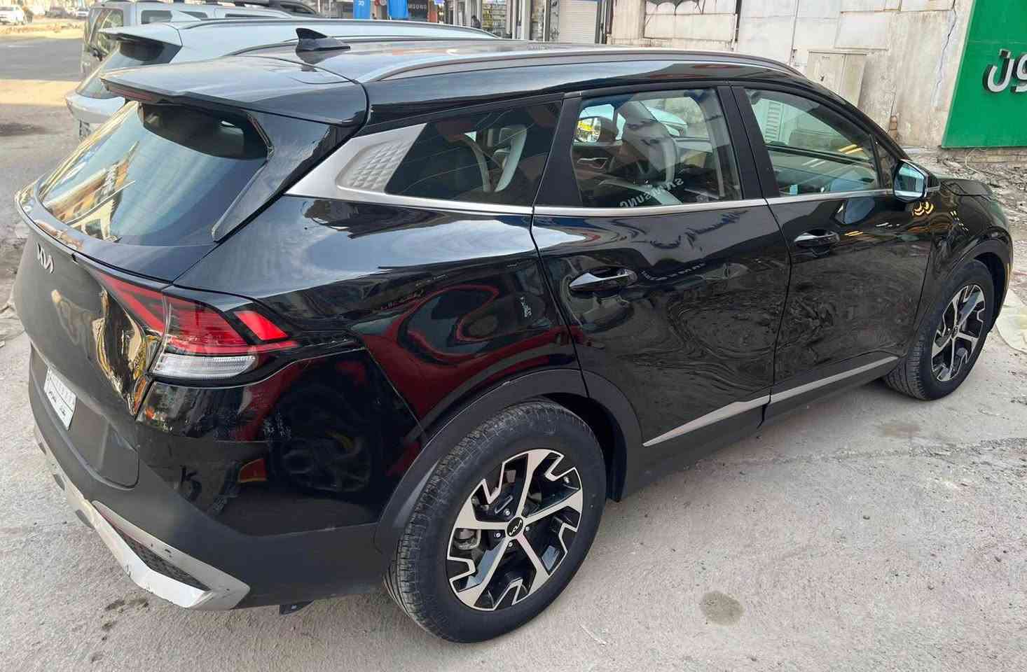 السلام عليكم 
مكلف بالنشر 
كيا سبورتاج موديل 2023 وارد امريكي لون اسود 
مواصفات EX محرك 2500 بصمة جلد شاشة متصلة رقم بغداد صور حادث مرفقة مع الصور 
مكان سيارة بغداد زيونة السعر ( 167 ) ‭
‏‭0771 437 7672 بغداد, العراق
