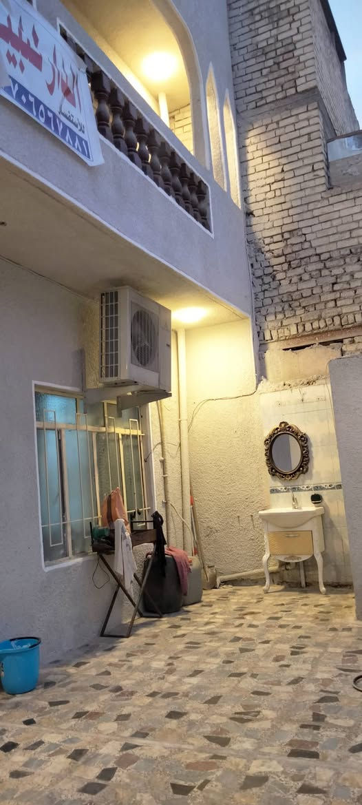 دار للبيع مساحة 144 قطاع 10 على شارع 60 مقابيل الاستدارة 
الدار النضيف جاهز بلكامل ي نقص مابي 

الطابق الارضي: استقبال+ مطبخ+غرفة+ غرفة سويت+ حمام+ صحيات عدد 2 شرقي وغربي 

الطابق الثاني: 4 غرف نوم+ صحيات 

الطابق الثالث: غرفة مخزن+  سطح ع طول البيت 

للاستفسار ع رقم:‏‪0770 656 7881‬‏
