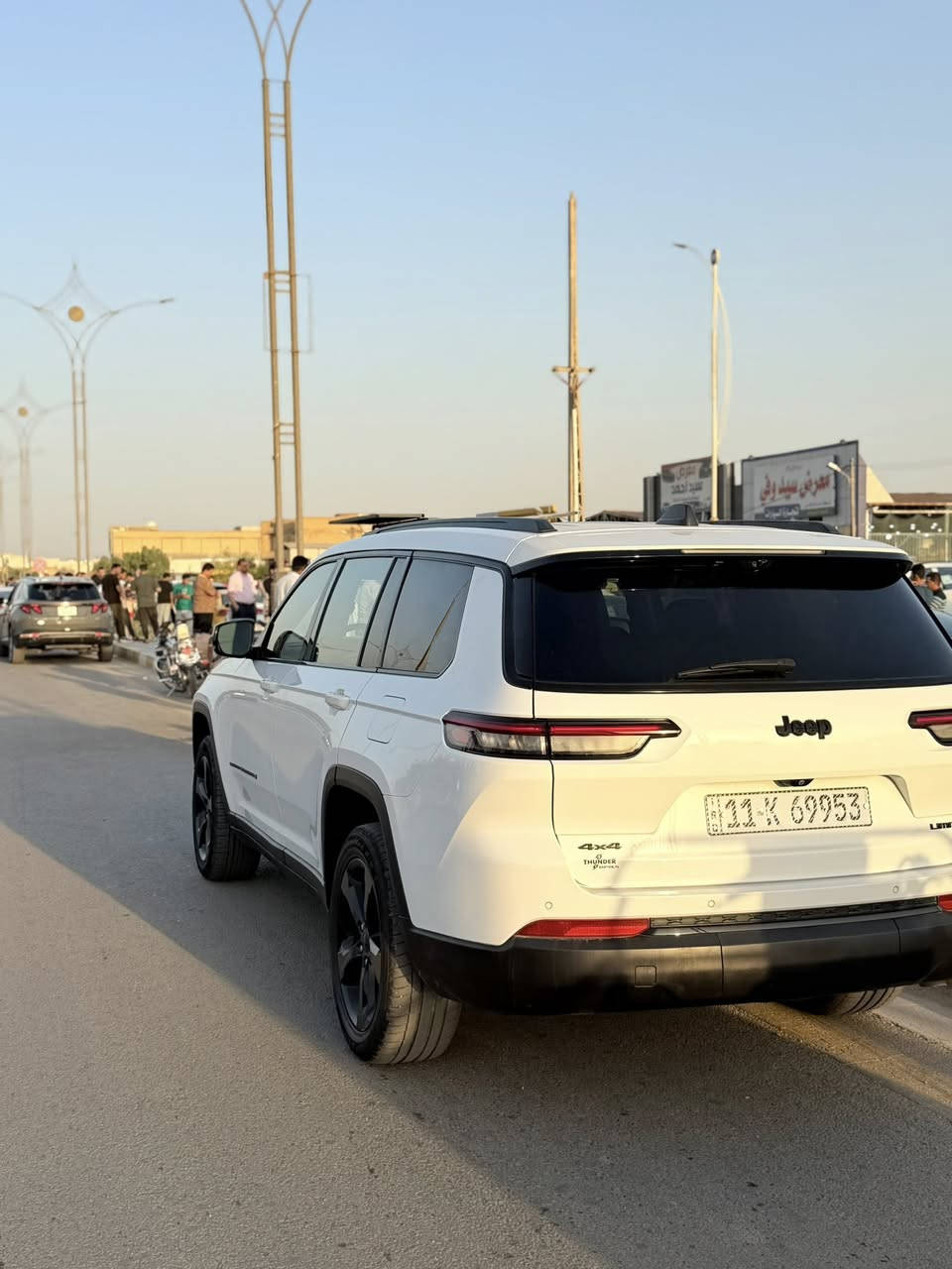 وراد أمريكي 🇺🇸 2024
* الفئة:Limited /

* المحرك: V6

* ناقل الحركة: أوتوماتيك

* نظام الدفع: رباعي (4×4)

* اللون الخارجي:ابيض

* اللون الداخلي:اسود

* الممشى: 40 كم

* رقم بغداد 

* المواصفات:

    ✅ شاشة معلومات وترفيه

    ✅ كاميرا خلفية

    ✅ حساسات أمامية وخلفية

    ✅ فتحتين سقف

    ✅ مقاعد جلد

    ✅ تشغيل بصمة

    ✅ تبريد وتدفئة مقاعد

    ✅ مثبت سرعة

    ✅ نظام دخول ذكي

    ✅ دفع رباعي

حادث تبديل جاملغ امامي تفصيخ نفس اللون 

* حالة السيارة: ممتازة / لا تحتاج أي مصروف

* السعر: 355 قابل للتفاوض 

الشراي خاص ✳️


**إذا كنت صاحب هذا الإعلان وتريد حذفه لأي سبب، رجاءا أرسل رسالة إلى الدعم الفني**