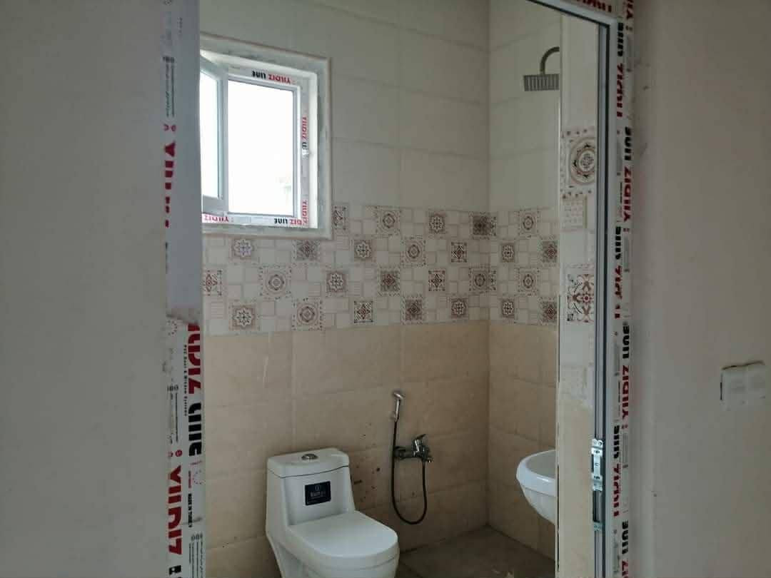 بيت للإيجار
مشتمل جديد بناء حديث مساحة ١٥٠م طابق ارضي يتكون من غرفتين نوم كبيرة ومجموعة صحية وحمام غربي ومرافق خارجي شرقي واستقبال وهول ومطبخ ومناور داخلية وگراج بحي الجامعة على شارع الغابة الرئيسي قرب مول الاسرة وقاعة أفين 
للاستفسار
***********
***********
