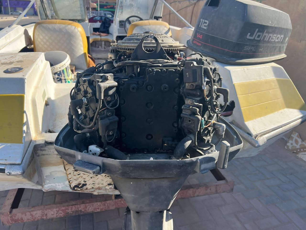 السلام عليكم
مكينه جونسن 
حجم ١١٢ حصان
محرك مفتوح 
كير مامفتوح
شرط الشغل
السعر مليونين
رقم الموبايل
***********
