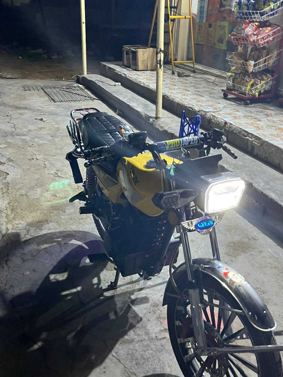 سلام عليكم دراجه نوع سونيك اصليه. وحده من أقوى دراجات شحن بل العراق لدراجه مستخدمه شهرين فقط بعده قويه ونضيفه.محرك قوى واط3000 يعني عزم انفجاري بالطلعات والشلعه. تشتغل 87فولت تنطيك استقرار وقوى ما موجوده بل دراجات لخرى. بطاريات ليثيوم فوسفات حديد أقوى بطاريات
سرعه 105كم/ساعه حقيقه.مجهزه بمقودProTaperرياضي اصلي تحكم والراحه تامه.لايت LEDثلجي يفرش طريق.ملاحضه دراجه ما بيه أي نقص لا شخط ولا عطل شغل واطلع وشاحنتها قويه.تجيك مجمبزه وحلو نضيفه وتجي وياه هديه جهاز حمايه للدراجه وسماعه اصليه هيه وشاحنتها. السعر(مليون و750)ملاحظه اني مشتريه مليون و900. واني صارف عليه هواي


**إذا كنت صاحب هذا الإعلان وتريد حذفه لأي سبب، رجاءا أرسل رسالة إلى الدعم الفني**