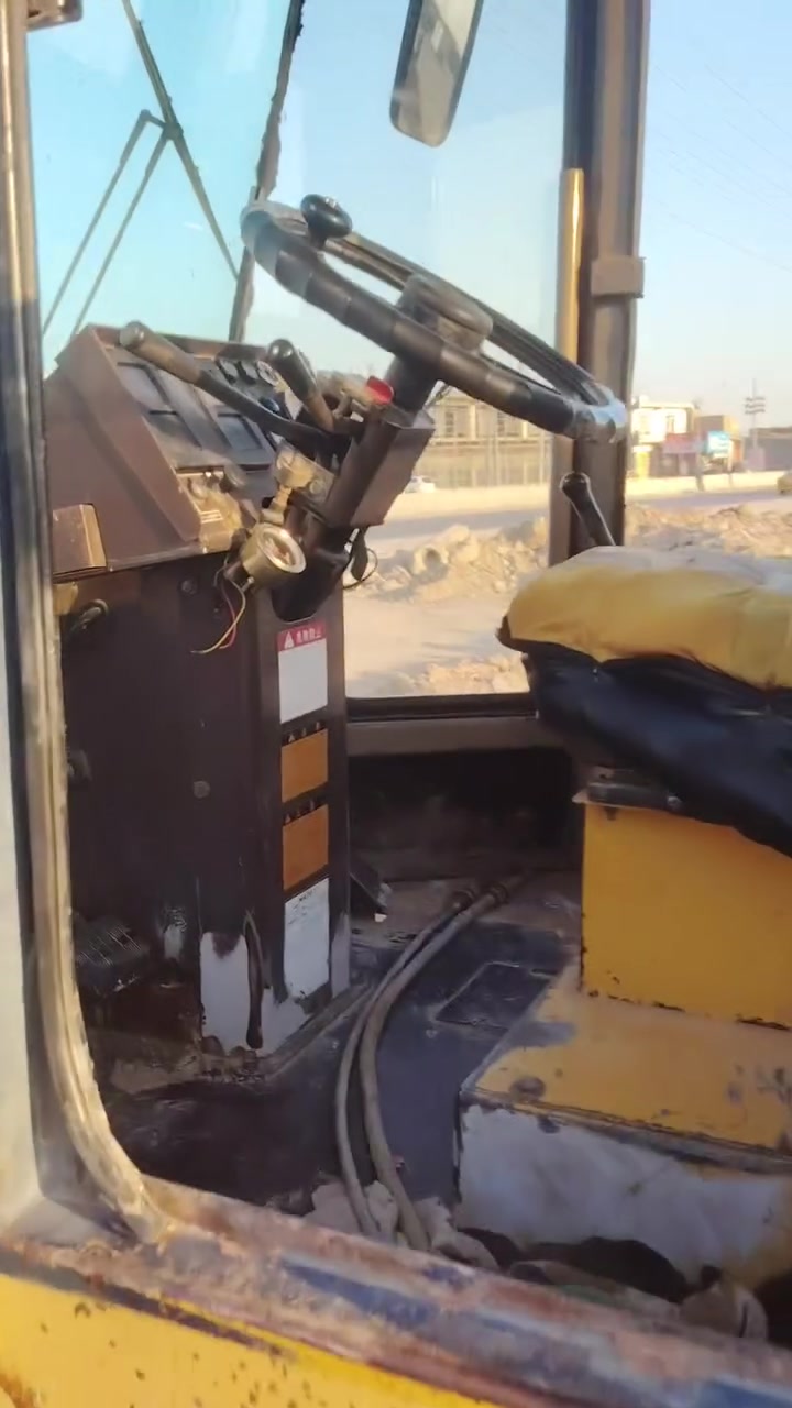 السلام عليكم شفل كوماتسو W70للبيع مكفوله من كلشي سنويه ٢٠١٠ رقم بغداد معلايه صاقطه سنويته شفل تخم تاير ما بي نقص شي السعر ١٧٥ وبي مجال قليل  هذا رقمي ***********والشراي بي خير ويدلل
