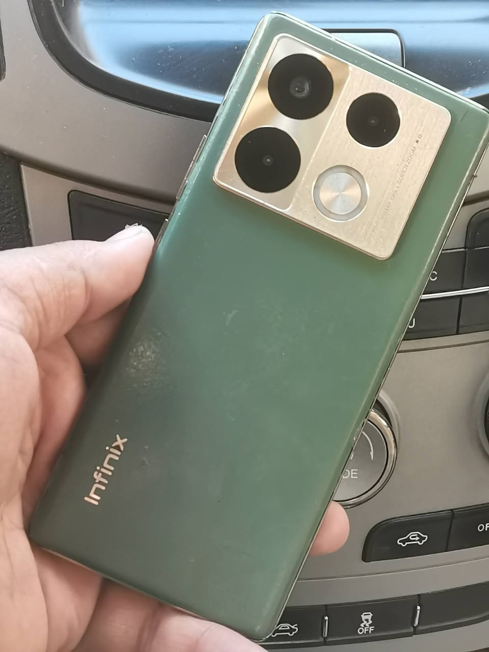 انفنكس نوت 40  برو
ذاكرة 256
جهاز كله شغال
مستبدل ظهر فقط وبي هاذ سواد يم الكامرا
جهاز شغال طبيعي بدون اي خلل او تثير
السعر ١٣٠
مكاني بغداد الشعب مجاور مول الشعب او اعظمية
السعر ١٣٠
***********
