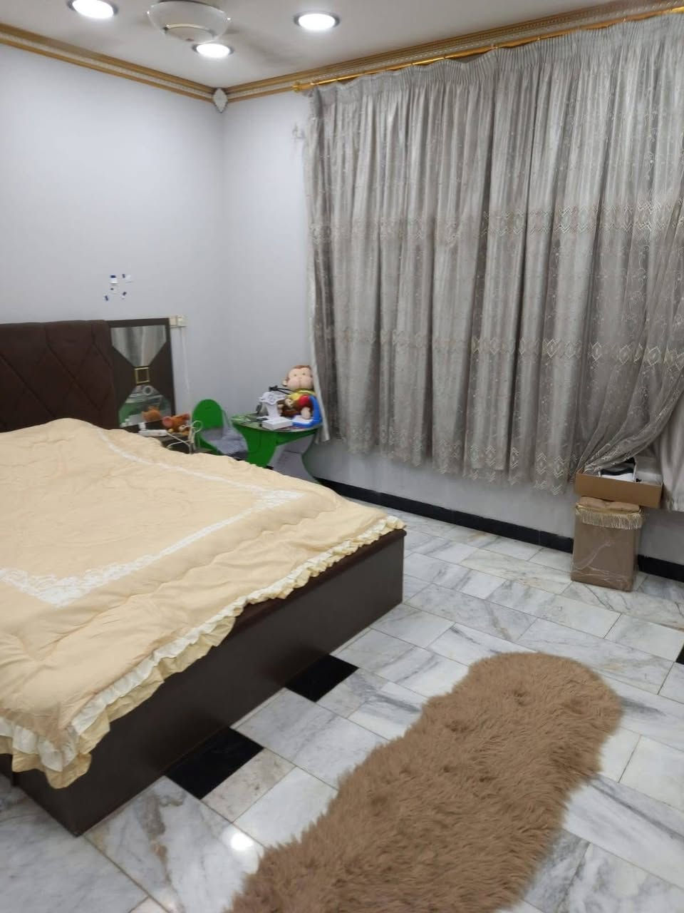 #دار للبيع في المنصور حي الزهور خلف السفارة التونسيه المساحه ٦٥م بناء درجه اولى ثلاث طوابق ٤غرف نوم ٣حمامات الواجهه ٥م نزال 13م موقع مميز السعر خاص لاي لاي استفسار الاتصال على الحاج 
ابو محمد ***********
