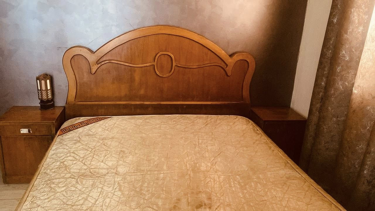 غرفة صاج خشب عراقي نظيفه 
السعر (550 ) الف وبيها مجال 
الاتصال ع رقم ***********
