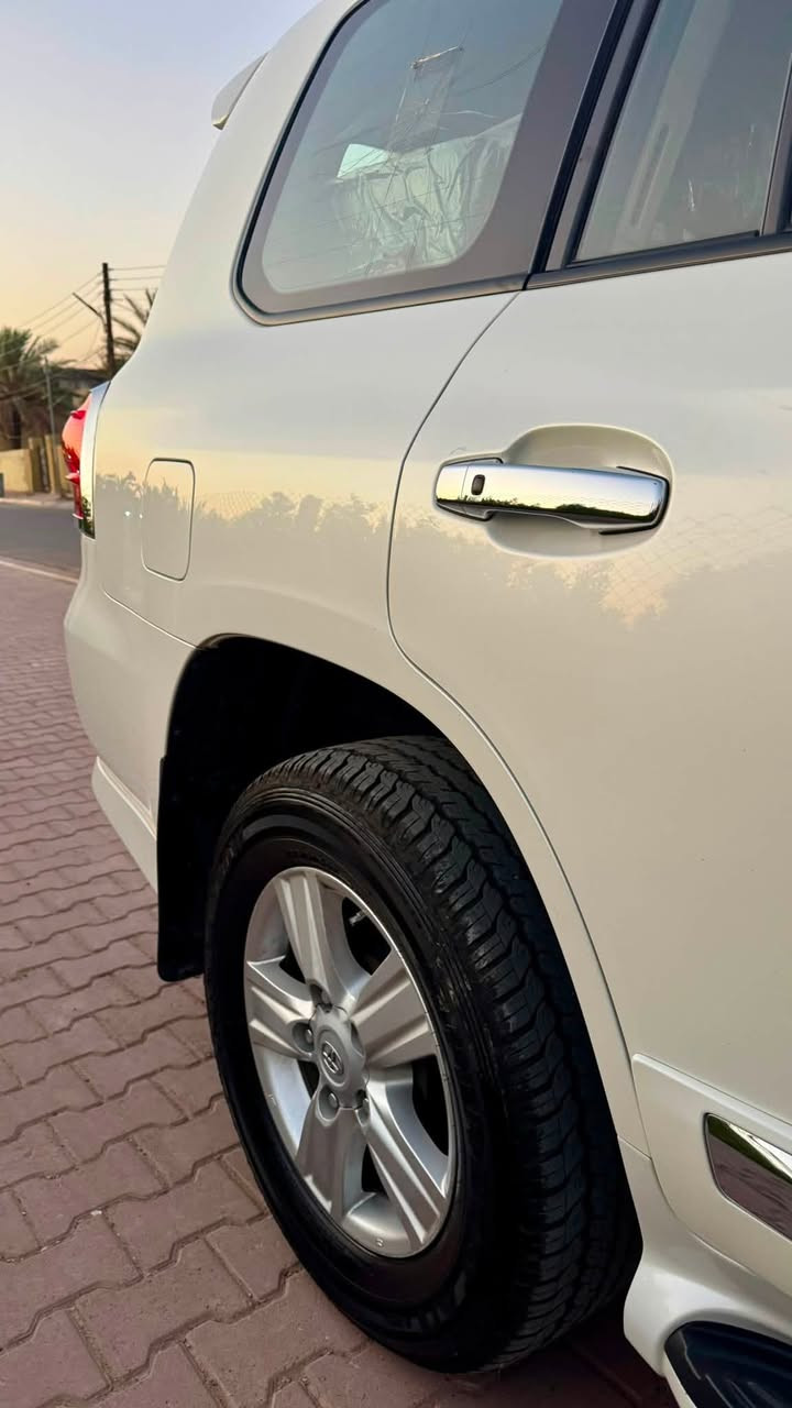 #حجي__هاي__5700
السعر / 396 وبيه مجال 

تويوتا لاندكروز 2015 vxr v8 بريم لمتد 

الممشى:216 ألف كم - ممشى وحقيقي

المحرك: 8 سلندر 5700 

القير: أوتوماتيك 7 غيار تبترونك

الدفع: رباعي 4WD + دفلوك

الرقم: اربيل تحويل ثاني يوم

اللون الخارجي: ابيض

اللون الداخلي: قرميدي 

المواصفات الفل بريم لمتد:

فتحة سقف + بصمة تشغيل + دخول ذكي

كشنات جلد كهرباء + تبريد وتدفئة

شاشة + كاميرا + حساسات أمامية وخلفية

ثلاجة كنسول + مكيف خلفي منفصل

جنوط 18 كروم + زنون + كشافات LED

مثبت سرعة + تحكم دركسون + بلوتوث

+ تخشيبة + دواسات

السيارة خليجي

خالية من الصبغ والحوادث  فقط بارد بسيط مذكور ولله الحمد

بحالة الوكالة - صيانة دورية

مكان السياره تكريت 

للاستفسار: ***********

. 

.

