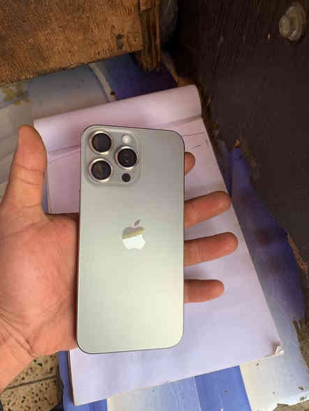 سلام عليكم آيفون ١٥ برو ماكس ماستر  بطاريه ٩٣ تلفون نضيف كامل كارتونه وشاحنه ذاكرة ٢٥٦ الاستفسار *********** أو خاص واتساب
