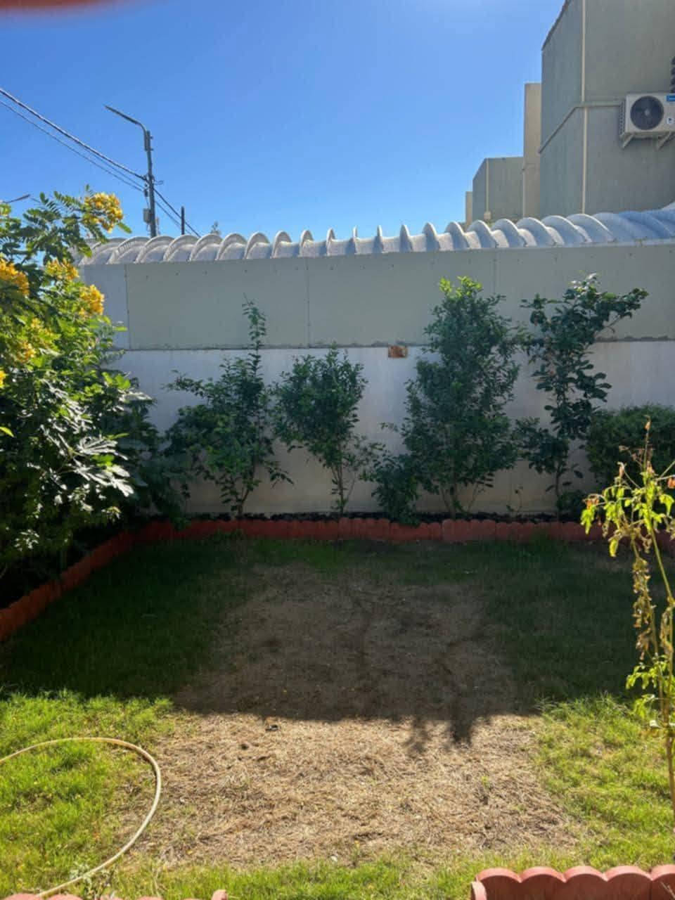 السلام عليكم .
دار للبيع في مجمع الغدير السكني كربلاء
المساحة ٢٠٠م
طابقين. يحتوي على اربع غرف نوم صالة كليدور مطبخ  ٣ مجمعات صحية البيت درجة اولى  على شارع سايدين مقابيل الاسواق 
السعر ٢٣٥ طابو صرف
للاستفسار***********
