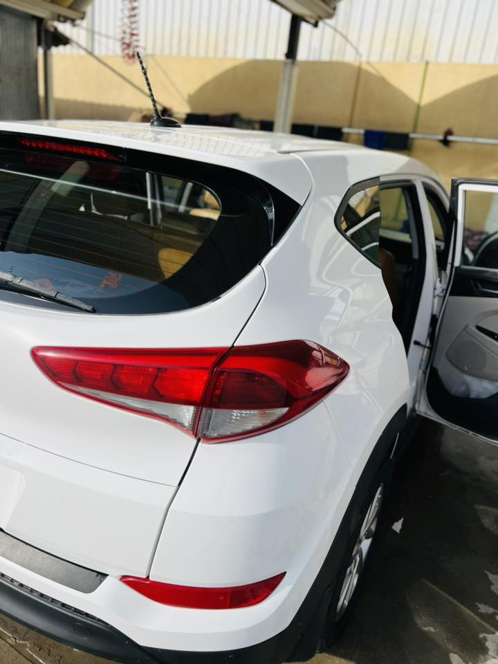 السلام عليكم
توسان 2016 وارد امريكي "ضربتها تخريب" نص فول 

3 انضمة قيادة ماشية 84 الف ميل 

ليبل واحد مامبدل بيها اي قطعة  

بيها رشات صبغ الجاملغ الامامي اليمين واليسار بدون دواخل 

مكفولة من الضربة والتبديل / السعر 120 وبيها مجال 

***********
