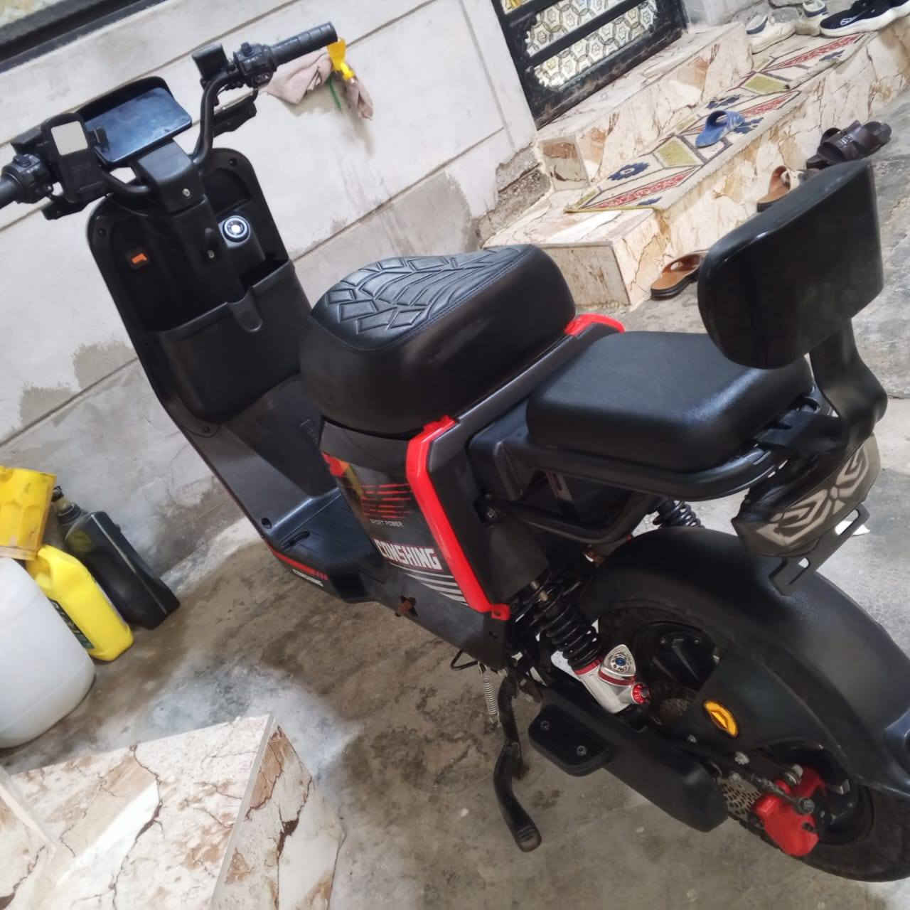 دراجة شحن نضيفة و حلوة تجي 6 بطاريات بهدهي بنضافته صارلي 3 اشهر من أخذته و النضافة كدام عينك السعر 600 و بيه مجال ***********
