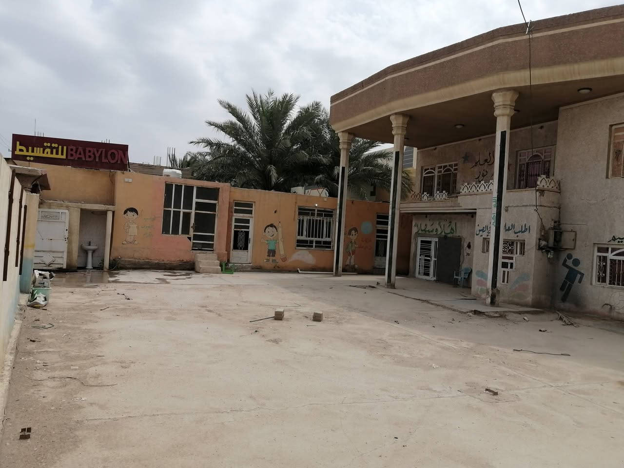 بيت للايجار للاغراض التجارية
المساحة ٨٠٠م 
مكانة اول ماتنزل جسر سيف سعد باتجاه الوردية 
للاستفسار ***********
