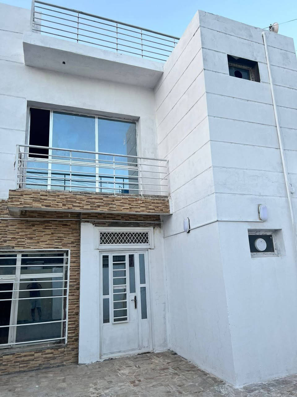 بيت مساحة 240 في الكرادة شارع 62 ، الطابق السفلي كراج سيارة ، استقبال كبير ، مطبخ ، منور عدد 2 ، غرفة عدد 2 ، صحيات عدد 2 .
الطابق العلوي غرف نوم عدد 4 ، مطبخ ، صحيات عدد 3 / كيزرات وكهرباء وماطور ومجاري كله جديد صبغ جديد موقع ممتاز وحراسة 24 ساعة
للتواصل مكتب ***********
