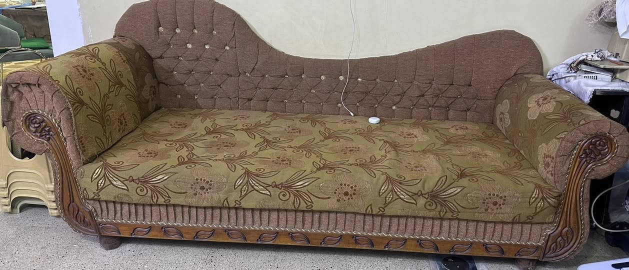 ديوان مستعمل مع مستريحة ديكور  شغل عراقي نظيف القياس 11متر السعر 250الف للتواصل
***********
***********
المكان داخل الموصل
