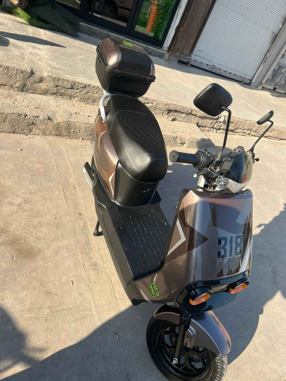 اسم الماطور 318 
موصفات معروفه  للبيع  
/٦ بطاريات شرط 
/٤ نمر 
/مثبت سرعه 
/السرعه ٩٠
/نضام بارك للتوقف 
/ نضام بك رجوع لل خلف 
/اشاير يمين ويسار+دبل اشاير 
 لايت عالي ناصي
/مدخل يو اس بي
/تايات جدد اعراض
/اصطابات دسك ورا وكدام 
/ قاطع دوري 
/امرايات عدد2اصليات مال شركه
/شاحنه ثقيله الاصليه 
 الماطور ربع ماطصرف عليه 
/السعر 550وبي مجال
/مكاني موصل 
رقمي ***********
/الماطور جديد حيل
