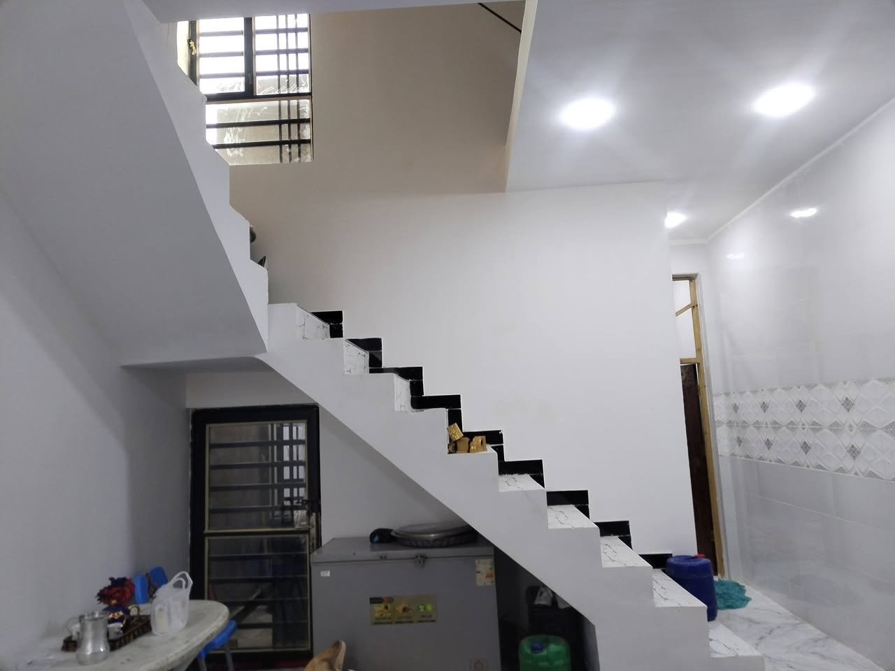 مشتمل للبيع مساحة 100 متر،في السفحة الثانية بصف الركن على ساحة خضراء  قريب علة شارع احمد الوائلي بناء حديث سنة البناء 2026 رقم العقار 8590 طابو صرف استقبال ومطبخ وصالة وغرقة وحمام داخلي ولبيتونة علة كد الصالة
ينباع علمبادرة  ***********
