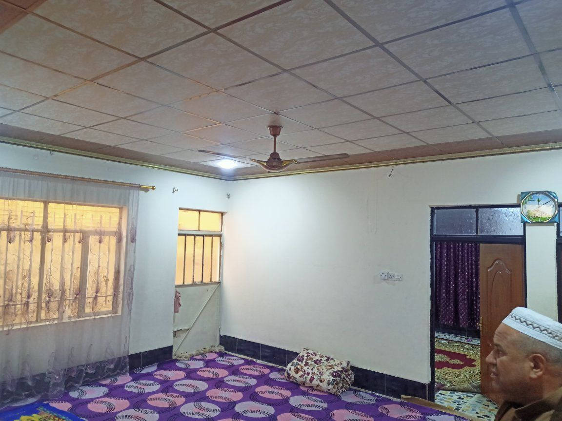 السلام عليكم بيت طابق ارضي للايجار حي الانتصار  مساحة ٢٢٠ متر مكون من غرفتين نوم+هول+استقبال+مطبخ+صحيات داخليه وخارجيه+كراج واسع سعر ٣٠٠ الف مطلوب عائلة صغيره والافضل يكون موظف
للاستفسار الاتصال بالرقم ***********
