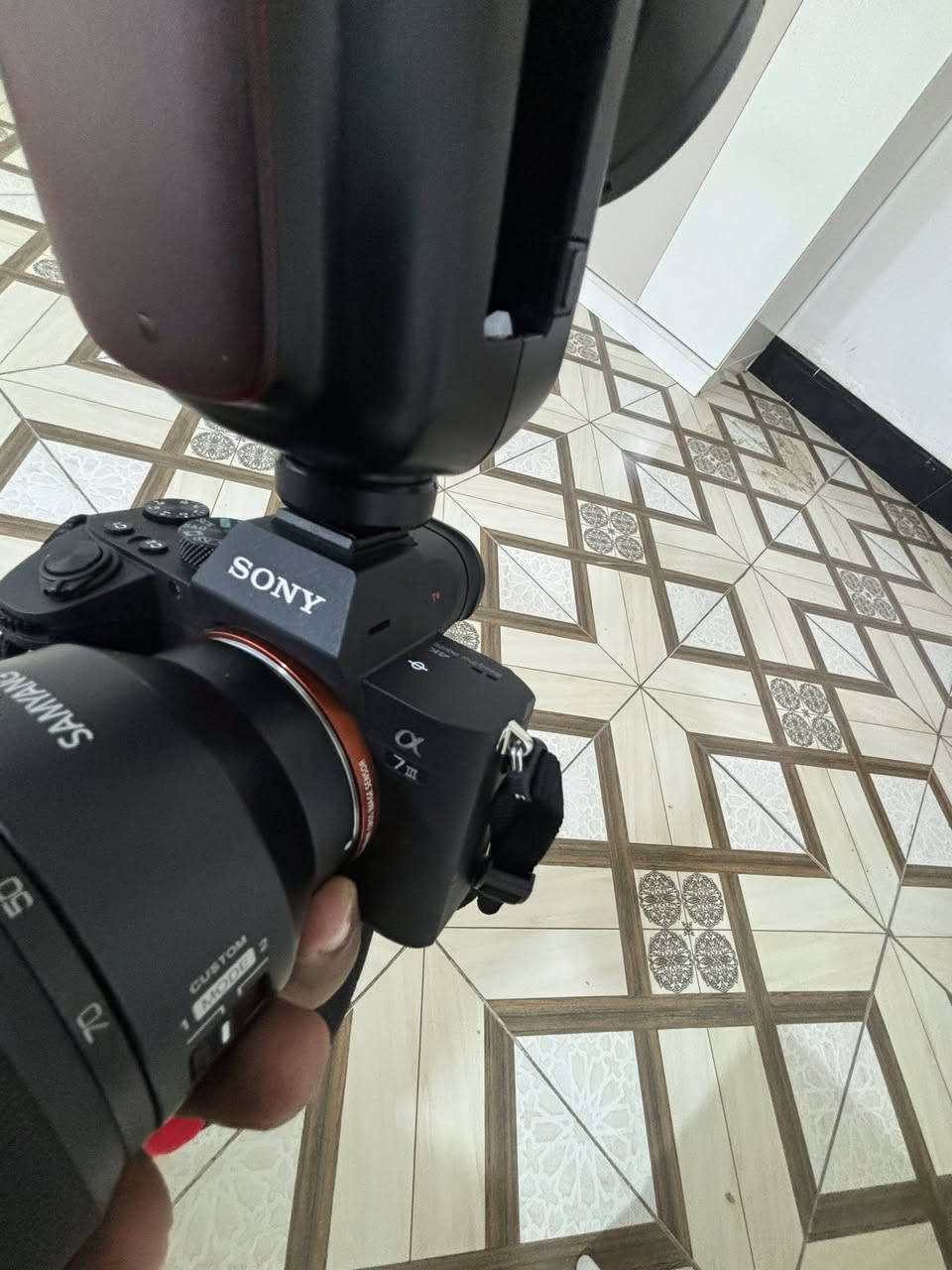 كامره سوني  a7lll
عدسه سكما24-70

مستشعر: مستشعر CMOS كامل الإطار بإضاءة خلفية (Back-illuminated) بدقة 24.2 ميجابكسل. 
معالج الصور: معالج BIONZ X مع شريحة أمامية LSI. 
التركيز البؤري: نظام هجين متطور يضم 693 نقطة تركيز بؤري لاكتشاف المرحلة، مع تتبع ممتاز للعين والوجه. 
سرعة التصوير: تصل إلى 10 إطارات في الثانية (fps) مع تتبع التركيز التلقائي (AF) والتعرض التلقائي (AE)، وحتى 8 إطارات/ثانية في وضع العرض المباشر، مع إمكانية التصوير الصامت. 
الفيديو: تسجيل فيديو 4K UHD مع دعم HLG و S-Log3 لتدرجات لونية واسعة. 
الشاشة: شاشة LCD تعمل باللمس وقابلة للإمالة. 
البطارية: تتميز بعمر بطارية طويل جدًا مقارنة بالكاميرات الأخرى في فئتها. 
الجسم: تصميم مدمج وخفيف الوزن مع متانة موثوقة. 
تعتبر خياراً ممتازاً لـ:
تصوير المناظر الطبيعية، البورتريه، والأحداث. 
المصورين الذين ينتقلون من كاميرات APS-C إلى إطار كامل. 
من يبحث عن توازن بين السعر والميزات الاحترافية، خاصة أنها تشترك في ميزات مع طرازات أعلى مثل α7R III و α9. 

‭0782 682 9824‬
