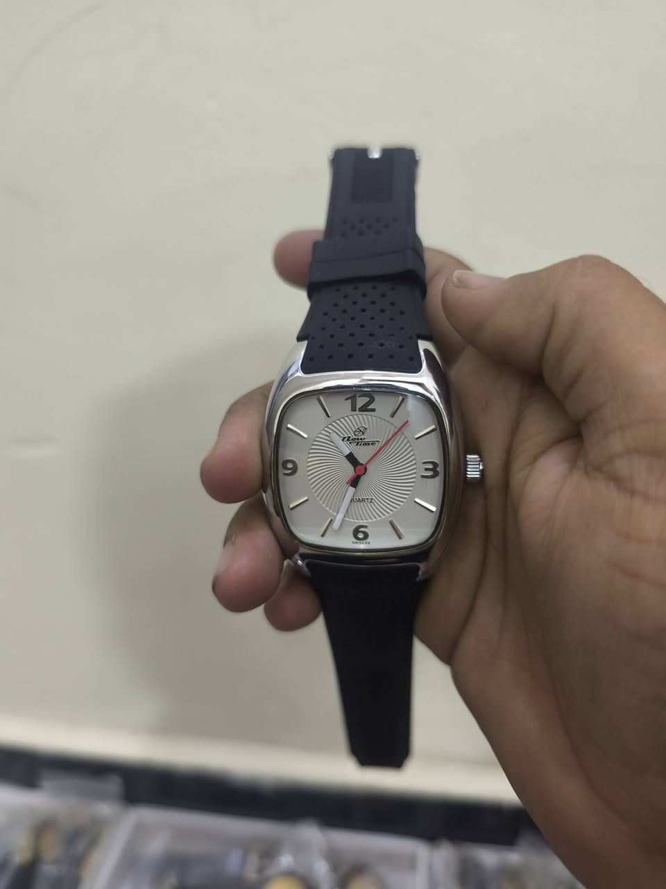 ساعات اصليه 
السعر مناسب جدا 
جديد غير مستعمل شرط الفحص
***********

