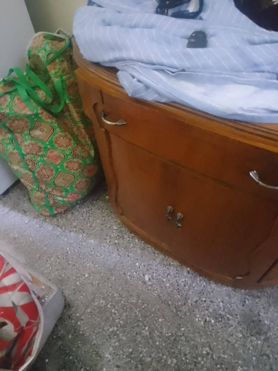غراض بيت كامله نضيفه جدا للبيع الاسعار جدا مناسبه عنوان الزعفرانيه منطقه الربيعي .رقم صاحب الغراض ***********
