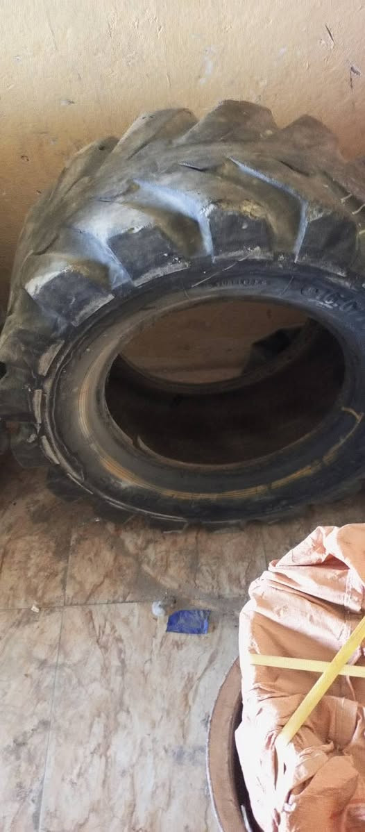 السلام عليكم 
تايرات شفل عدد 5 مستعملات  بس واحد بيهن جديد 
الحجم 405/70/20
العنوان واسط /الكوت / حي الجهاد 
رقمي.   ***********
